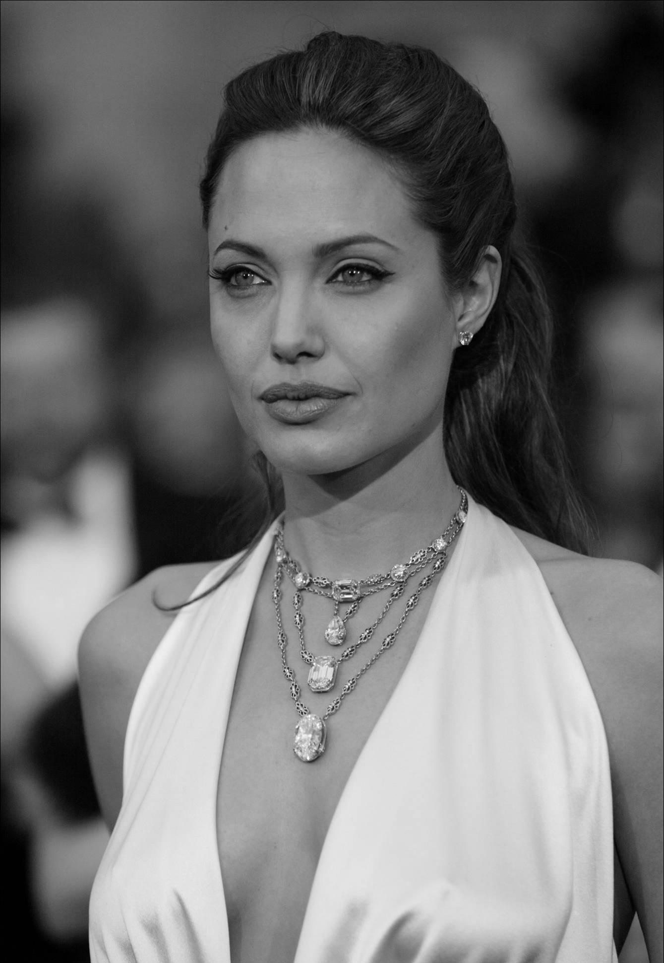 Почему Анджелина Джоли попала в больницу?