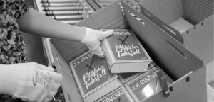 Взрослая книга Роулинг стала лидером продаж в Великобритании и США